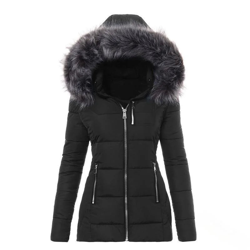 Schwarze Damen Winterjacke aus hochwertigem Material, mit abnehmbarer Kapuze und Fleece-Innenfutter für zusätzlichen Komfort.