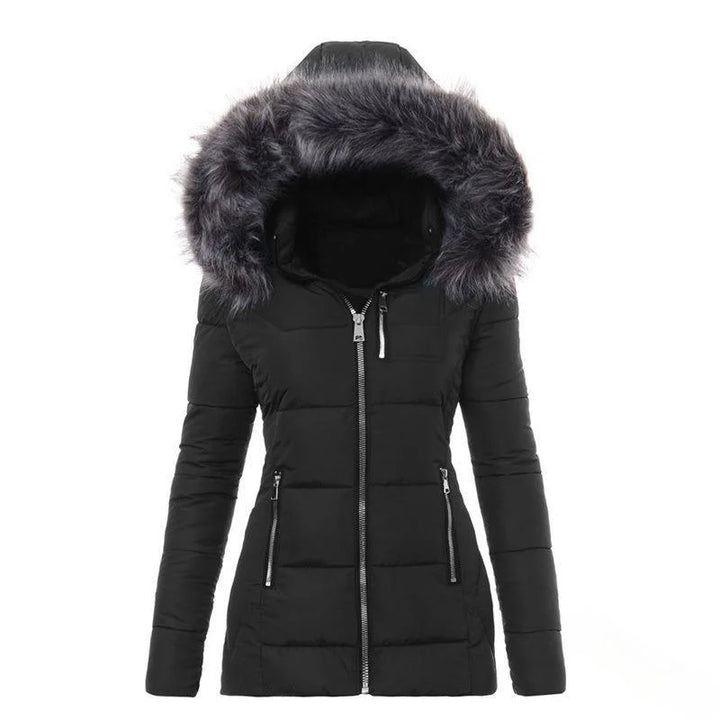 Schwarze Damen Winterjacke aus hochwertigem Material, mit abnehmbarer Kapuze und Fleece-Innenfutter für zusätzlichen Komfort.