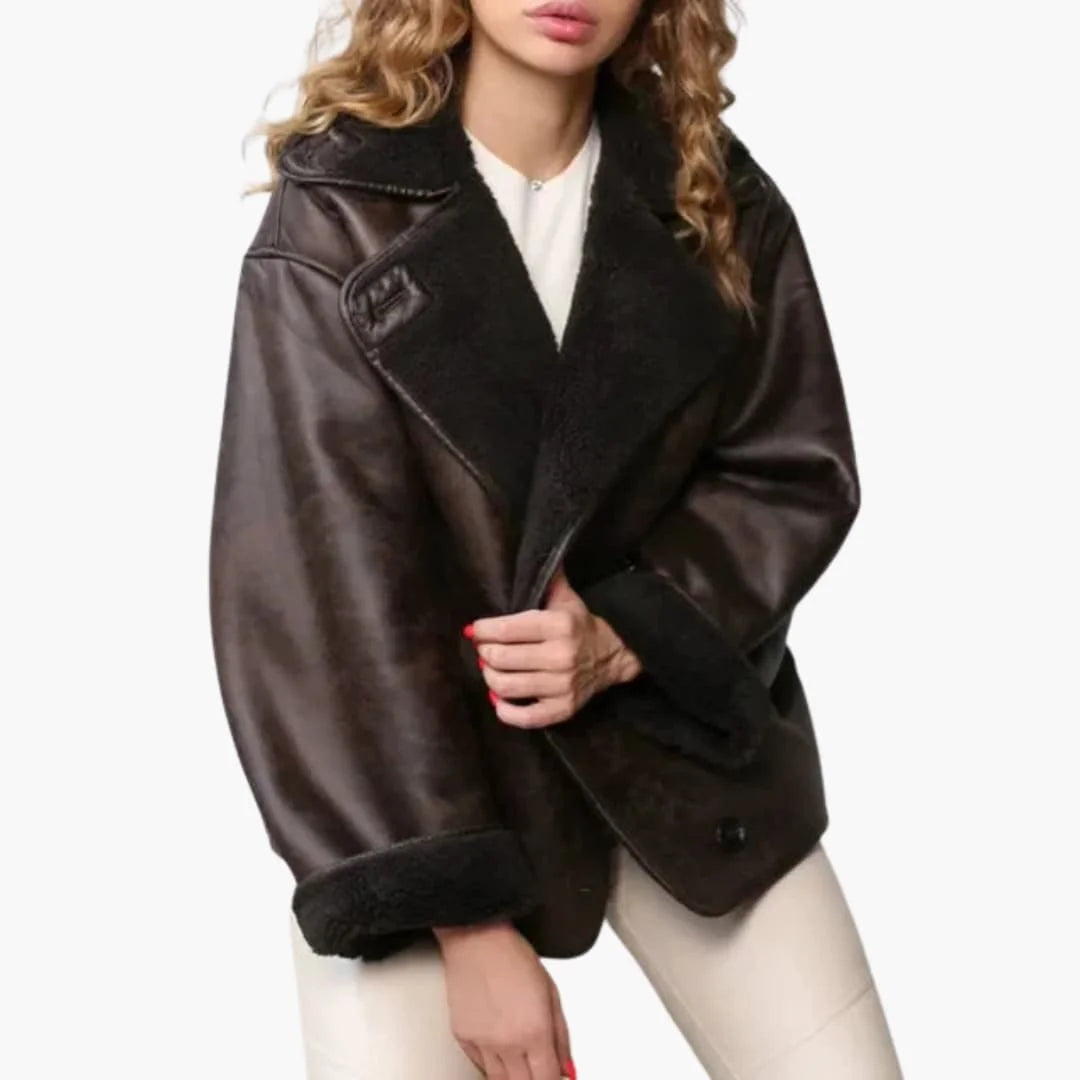 Damen Winterjacke in Braun mit großem Reverskragen, aus warmem Material, ideal für kalte Tage.