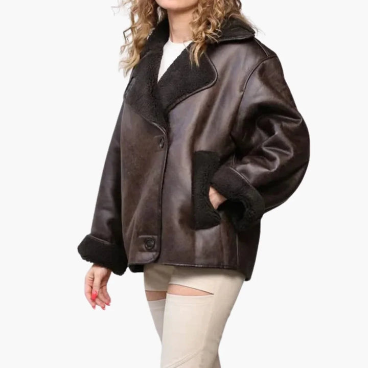 Braune Damen Winterjacke mit großem Reverskragen, warmem Material und modernen Details für kalte Tage.