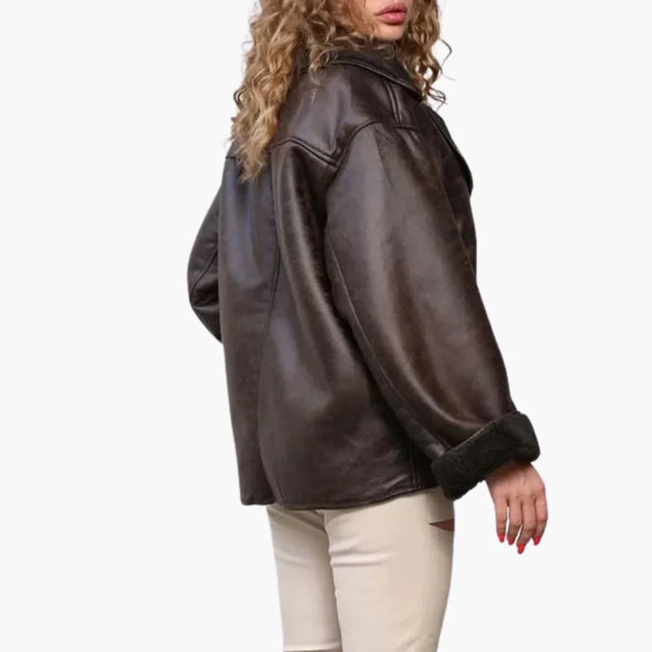 Damen Winterjacke in Braun mit großem Reverskragen, aus warmem Material und komfortablem Schnitt für kaltes Wetter.