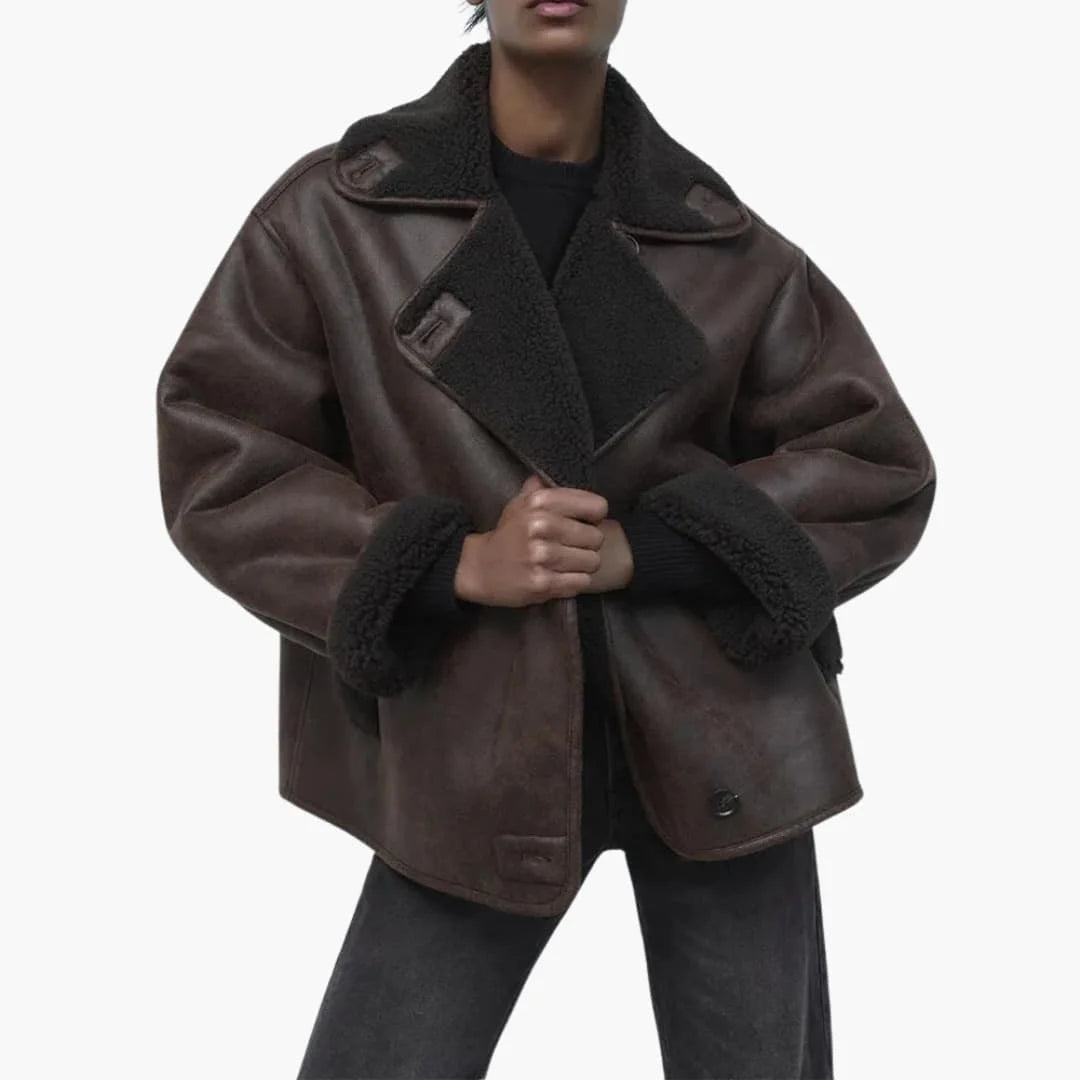 Braune Damen Winterjacke mit großem Reverskragen, aus warmem Material, ideal für kalte Tage und stilvollen Schutz.
