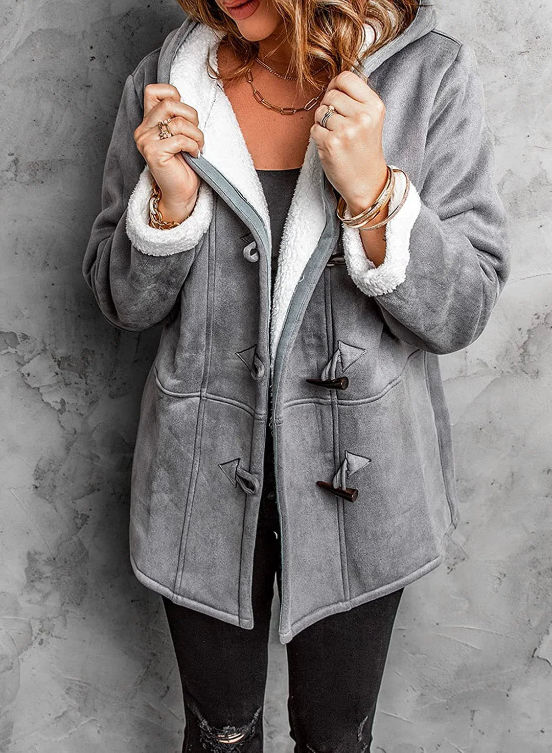 Grau Damen Winterjacke mit Kapuze, Fleece-Innenfutter und praktischen Taschen für kältere Tage.