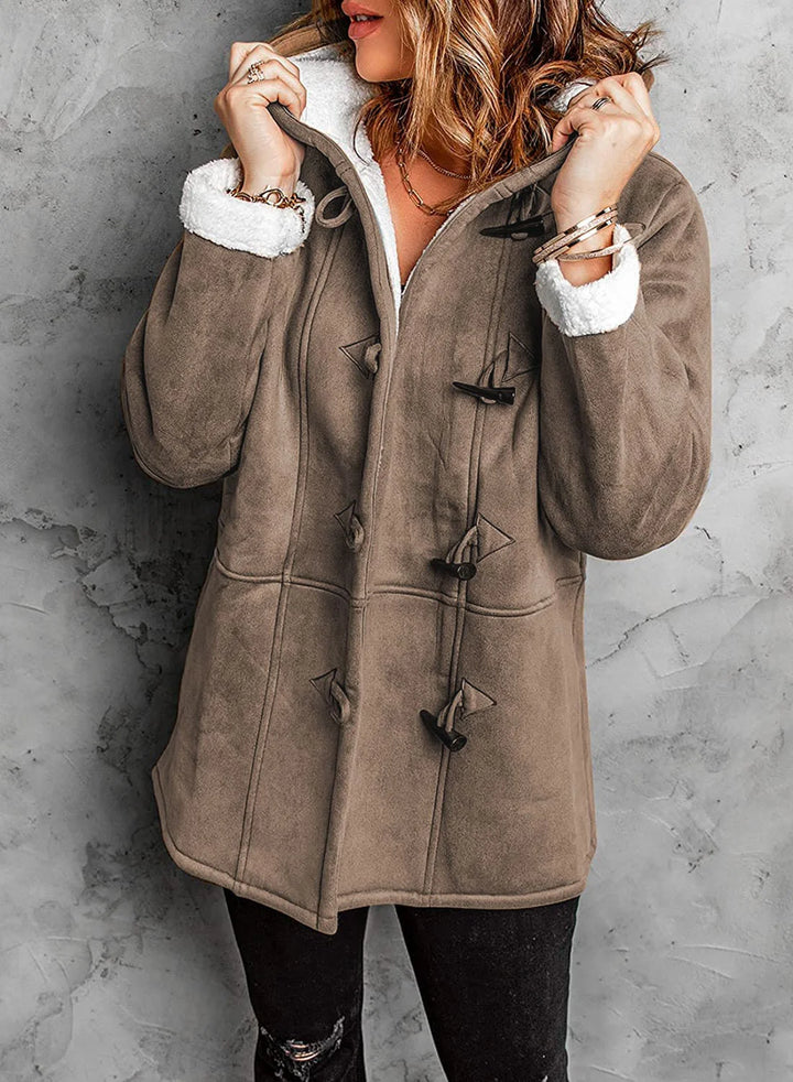 Damen Winterjacke in Kastanienbraun, mit Kapuze und warmem Fleece-Innenfutter für zusätzlichen Komfort und Schutz.