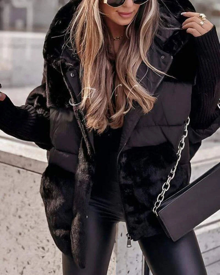 Damen Winterjacke mit Kapuze, hergestellt aus warmem, wasserabweisendem Material und isolierendem Innenfutter für Kälte.