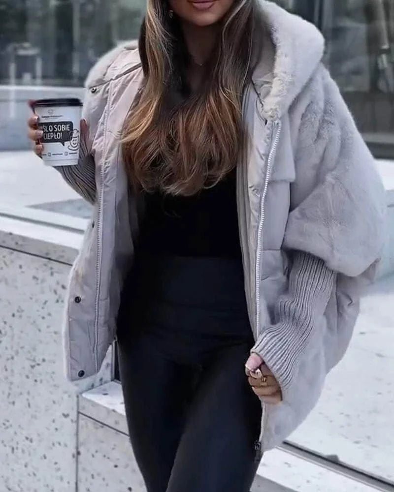 Damen Winterjacke mit Kapuze, aus warmem Polyester, gesteppter Design, ideal für kalte Tage und komfortable Beweglichkeit.