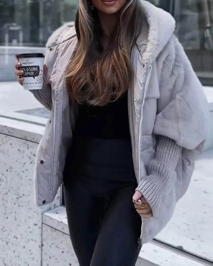 Damen Winterjacke mit Kapuze, aus warmem Polyester, gesteppter Design, ideal für kalte Tage und komfortable Beweglichkeit.