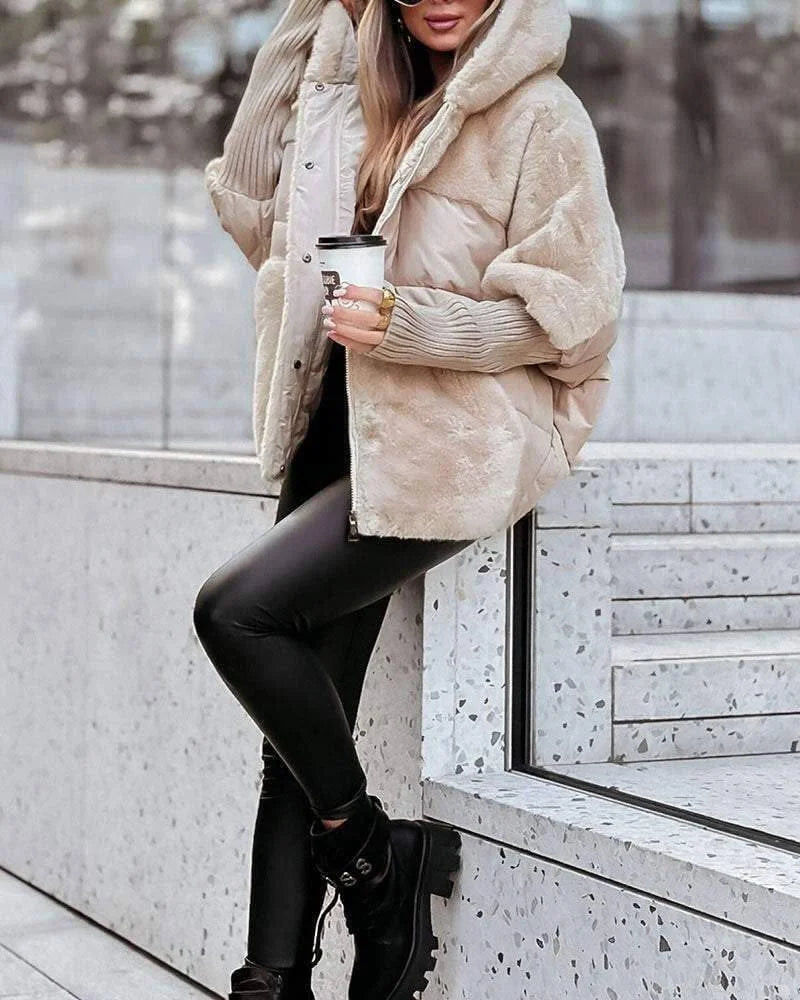 Aprikose Damen Winterjacke mit Kapuze, warm isoliert, aus strapazierfähigem Material und sportlichem Design für kalte Tage.