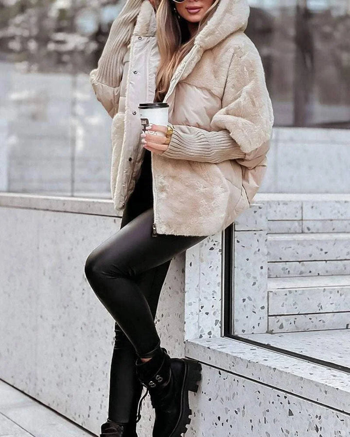 Aprikose Damen Winterjacke mit Kapuze, warm isoliert, aus strapazierfähigem Material und sportlichem Design für kalte Tage.