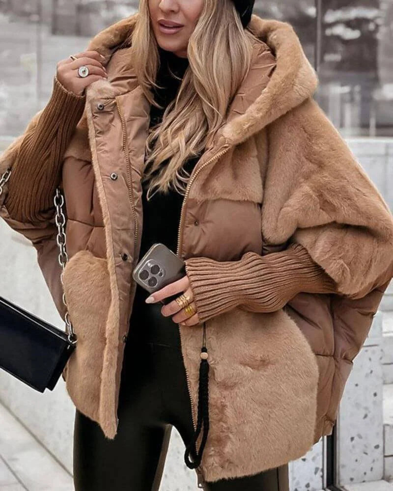 Braune Damen Winterjacke mit Kapuze, aus isolierendem Material, seitlichen Taschen und praktischen Knopfdetails.