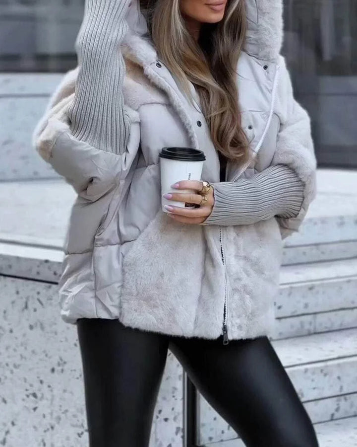 Damen Winterjacke in Grau, mit Kapuze, Wärmeisolierung und praktischem Reißverschluss für kalte Tage.