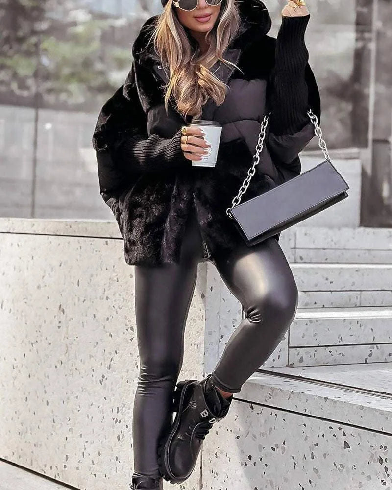 Schwarze Damen Winterjacke mit Kapuze, robuster Materialmix und Wärmeisolierung für optimalen Komfort bei kaltem Wetter.