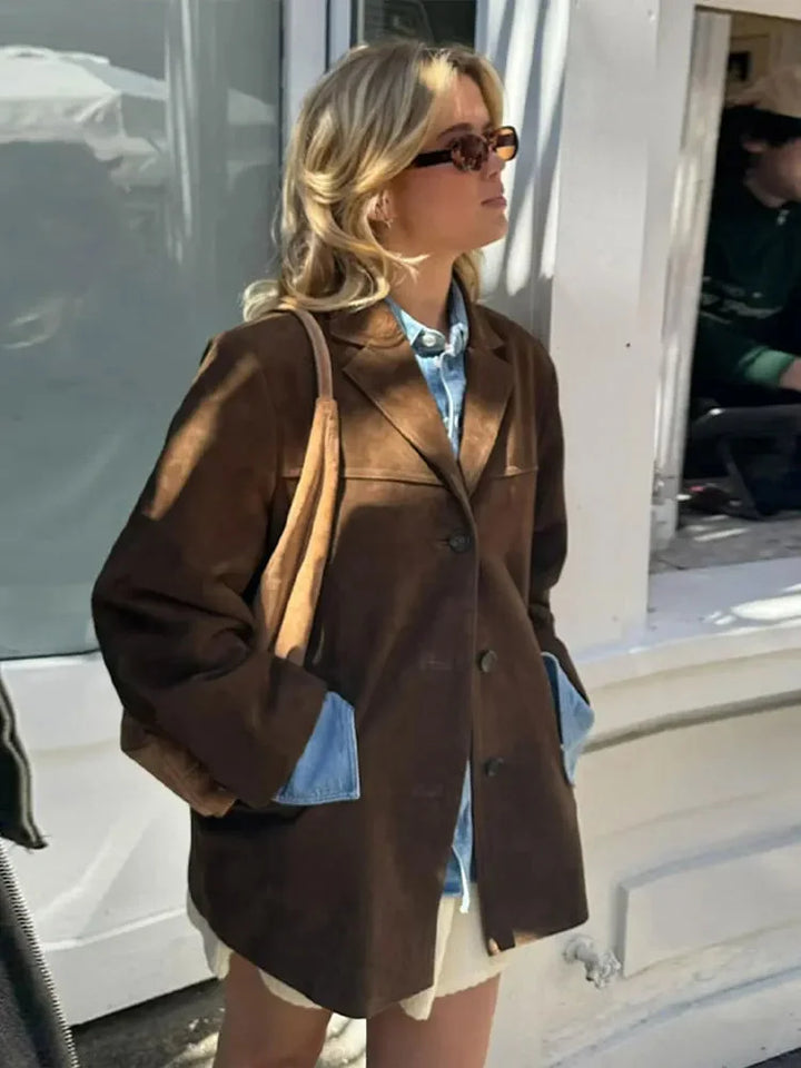 Damen Winterjacke mit Knopfleiste, großzügigem Schnitt, warmem Material und praktischen Taschen für kühle Tage.