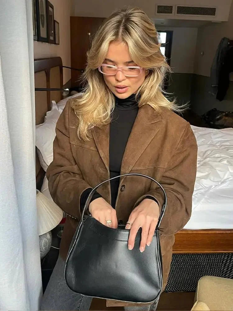 Damen Winterjacke aus warmem Material mit Knopfleiste und großzügigem Schnitt für bequemes Tragen an kalten Tagen.