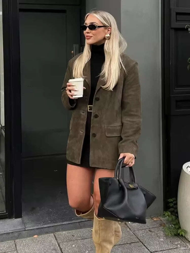 Damen Winterjacke in Armygrün, mit Knopfleiste, großzügigem Schnitt und robuster, winddichter Materialstruktur.