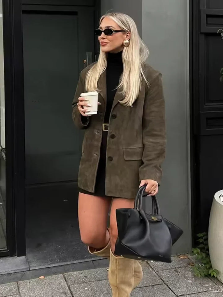 Damen Winterjacke in Armygrün, mit Knopfleiste, großzügigem Schnitt und robuster, winddichter Materialstruktur.