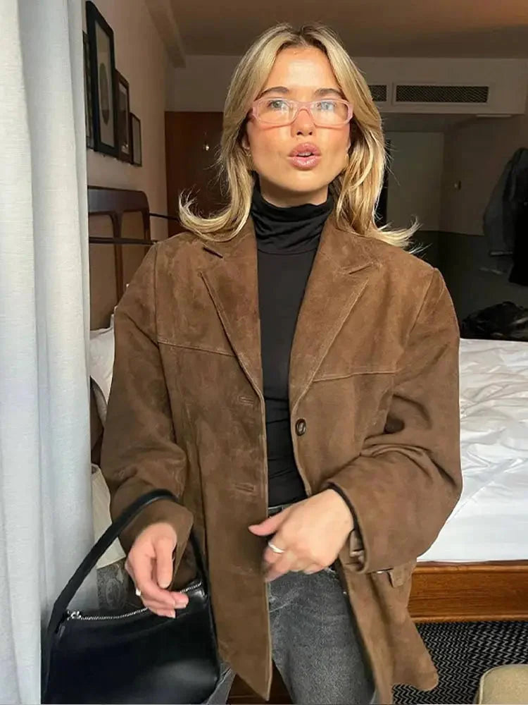 Braune Damen Winterjacke mit Knopfleiste, großzügigem Schnitt und warmem, strapazierfähigem Material für kalte Tage.
