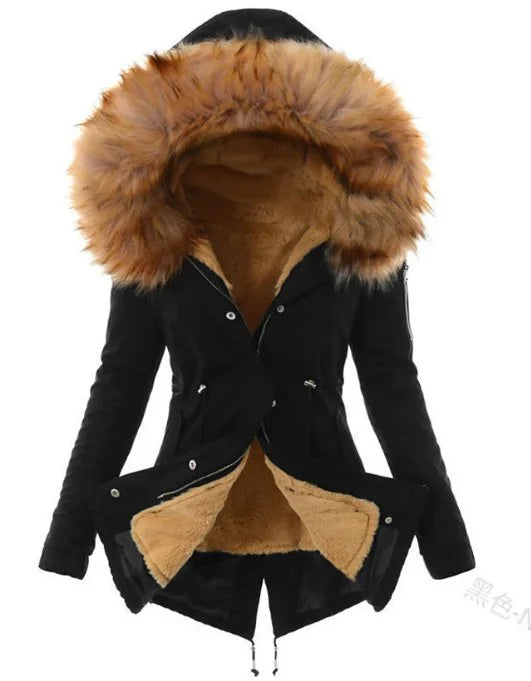 Braune Damen Winterjacke aus warmem Material, mit weichem Fellkragen und praktischer Kapuze für kühle Wintertage.
