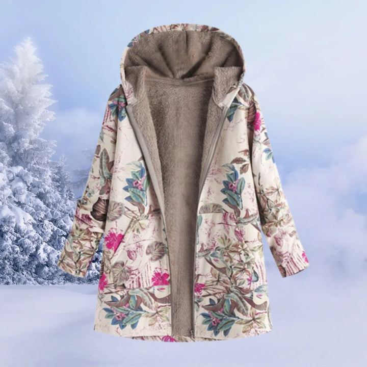 Damen Winterjacke in Rosenrot mit Blumenmuster, Kapuze und warmem Material für kalte Tage. Ideal für den Alltag.