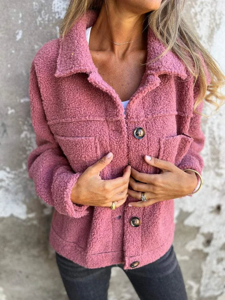 Damen Winterjacke in Rosa mit weichem Innenfutter, Knopfleiste und stylischem, schlichtem Design. Ideal für kühle Tage.