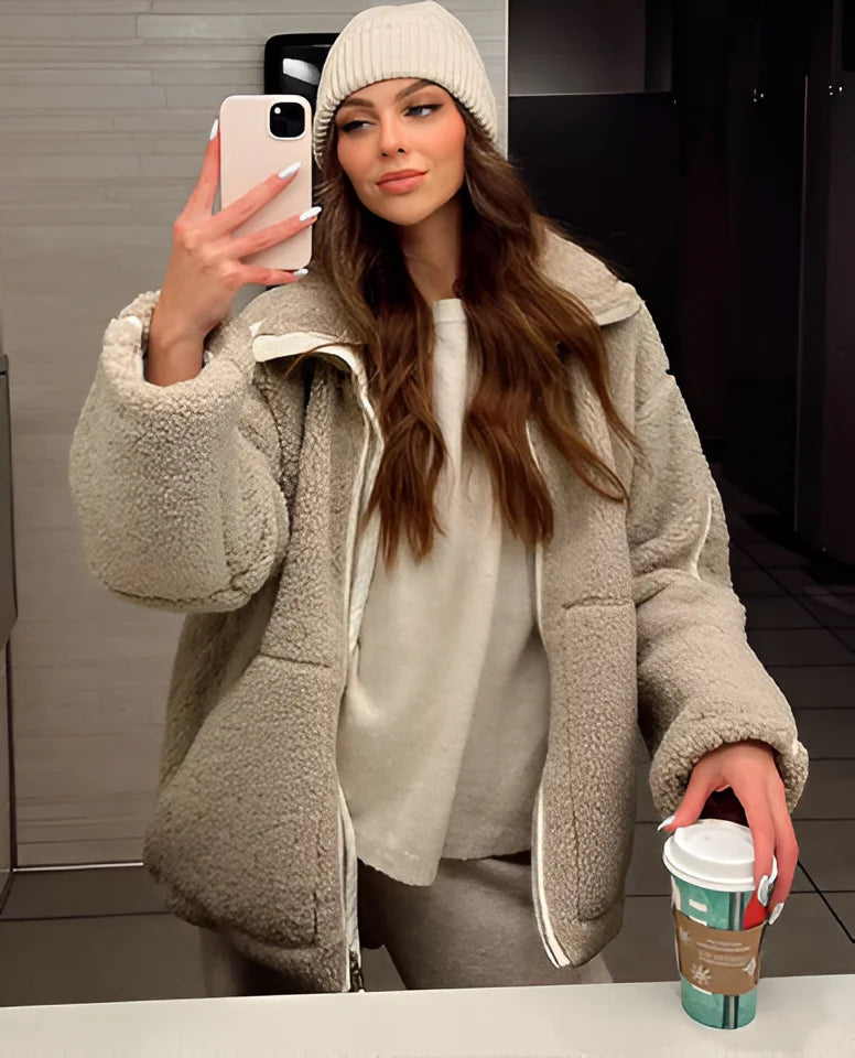 Wendbare Damen Winterjacke aus Fleece mit praktischem Design, ideal für kalte Tage und vielfältige Kombinationsmöglichkeiten.