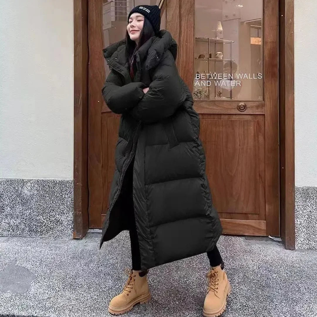 Damen Wintermantel in Schwarz, mit Kapuze und Pufferdesign aus warmem Material, ideal für kalte Tage.