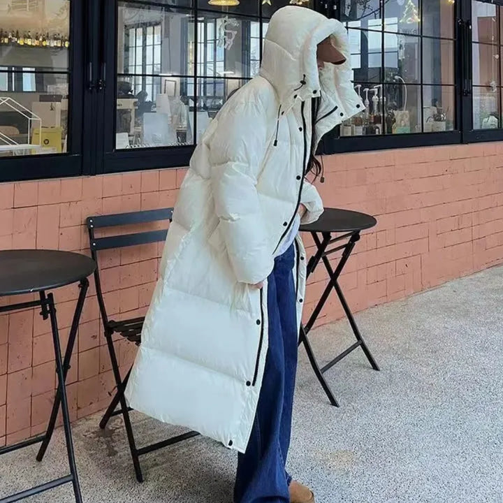 Weißer Damen Wintermantel mit Kapuze, gepolstert, warmes Pufferdesign, ideal für kalte Tage.