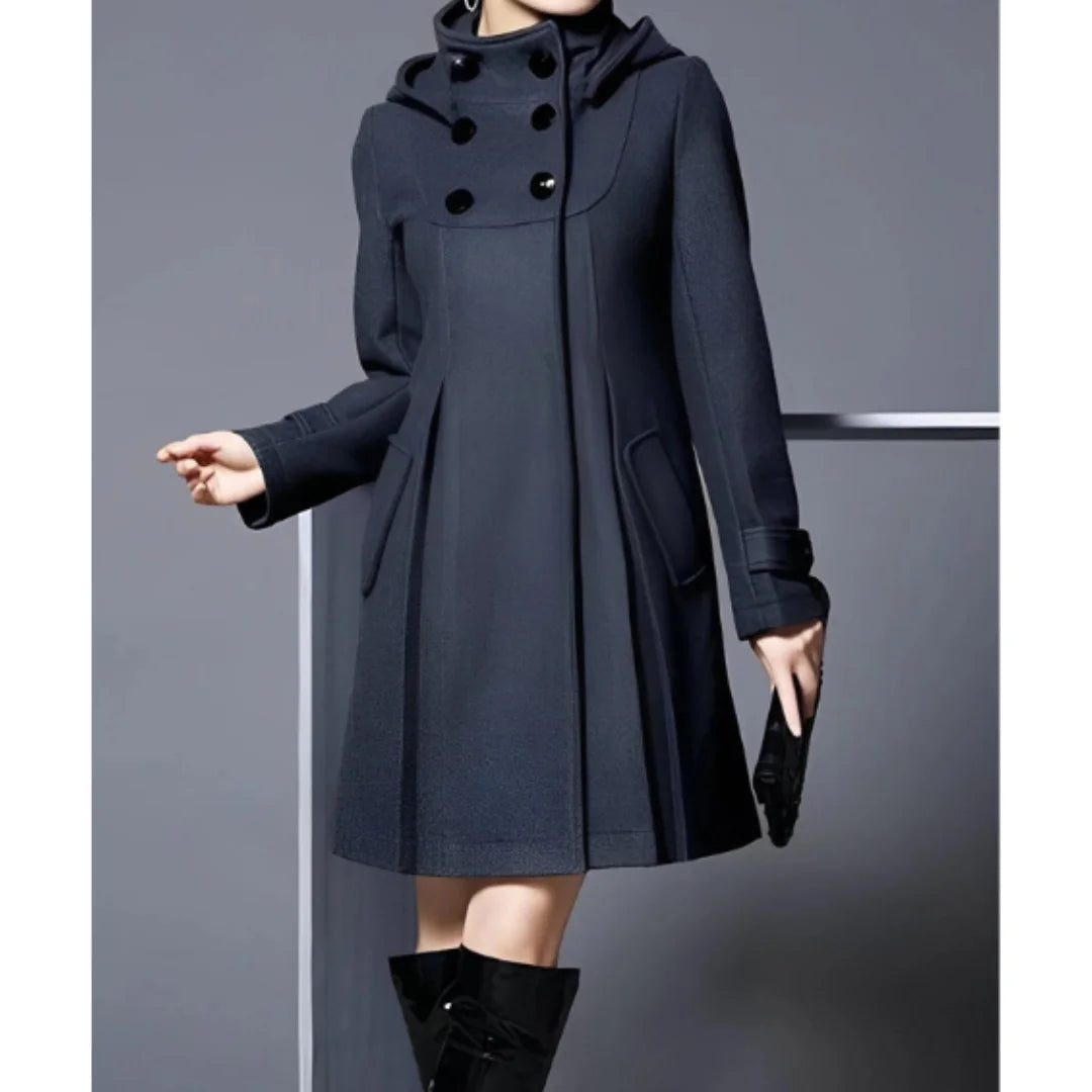 Damen Wintermantel in Grau, mit Kapuze, Knopfleiste und weichem, warmem Material für kalte Tage.