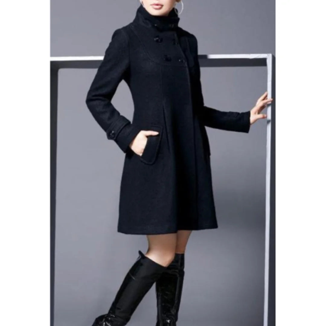 Schwarzer Damen Wintermantel mit Kapuze, Knopfleiste, aus strapazierfähigem Material, ideal für kalte Tage.