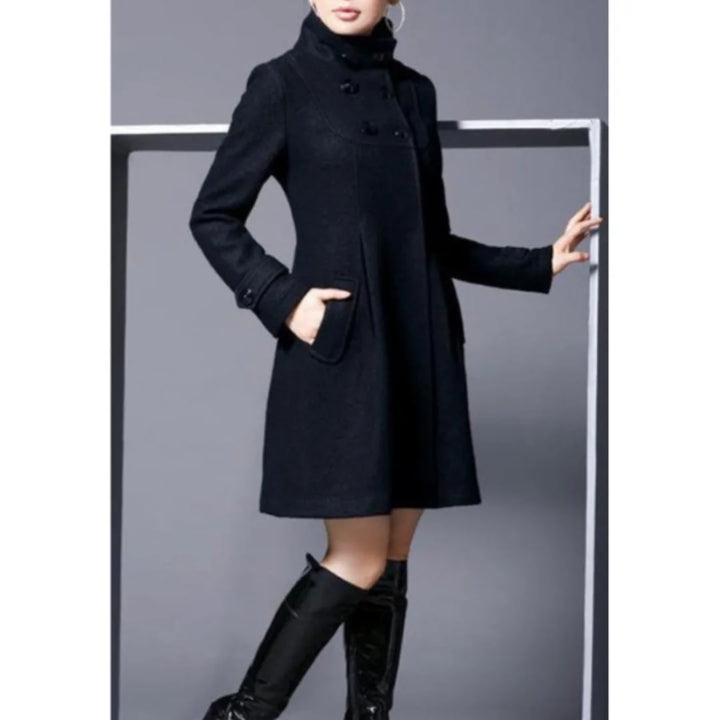 Schwarzer Damen Wintermantel mit Kapuze, Knopfleiste, aus strapazierfähigem Material, ideal für kalte Tage.