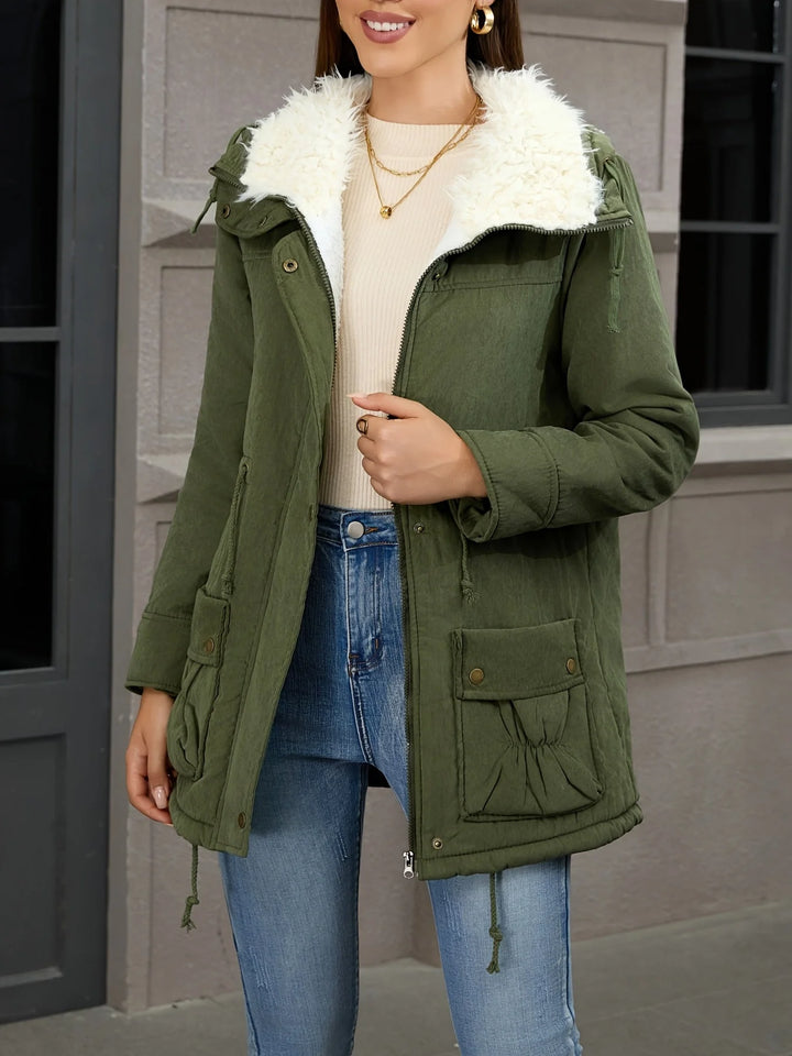 Damen Wintermantel mit Kapuze, weiches Innenfutter, wasserabweisendes Material und praktische Taschen für kalte Tage.