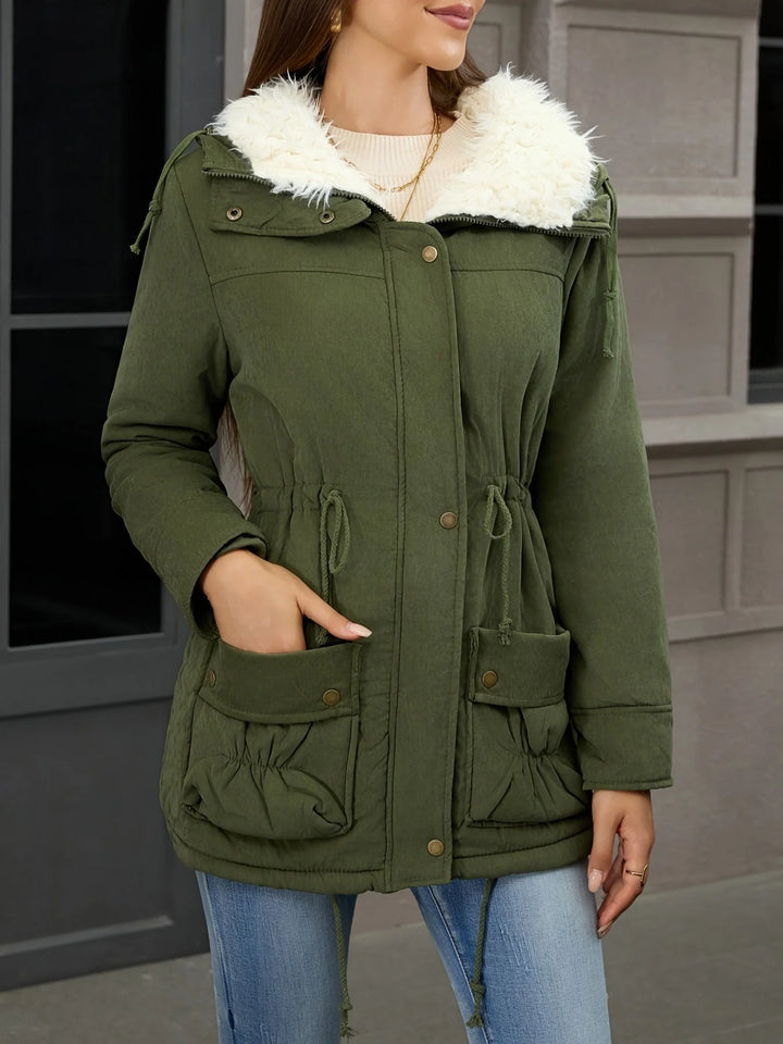 Damen Wintermantel mit Kapuze, weiches Innenfutter aus Polyester, praktische Taschen, ideal für kalte Tage.