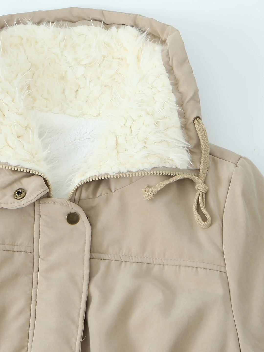 Damen Wintermantel mit Kapuze, aus warmem Polyester, weiches Innenfutter und praktische Taschen für kalte Tage.