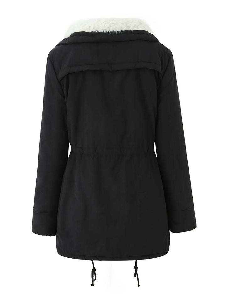 Damen Wintermantel mit Kapuze, weiches Innenfutter aus Fleece, klassischer Schnitt, ideal für kalte Wintertage.