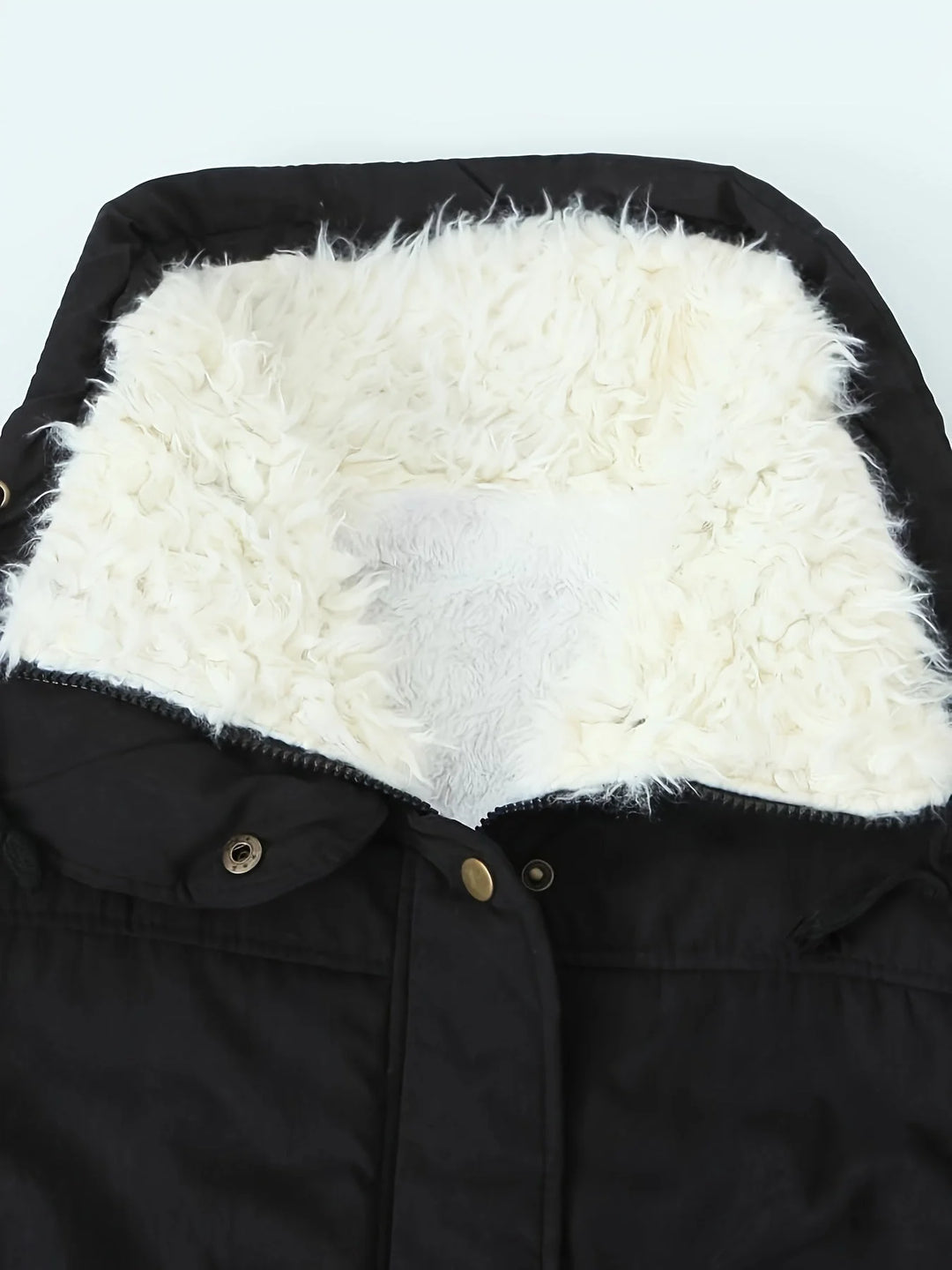 Damen Wintermantel mit Kapuze aus warmer, wetterfester Material und samtigem Innenfutter für zusätzlichen Komfort.