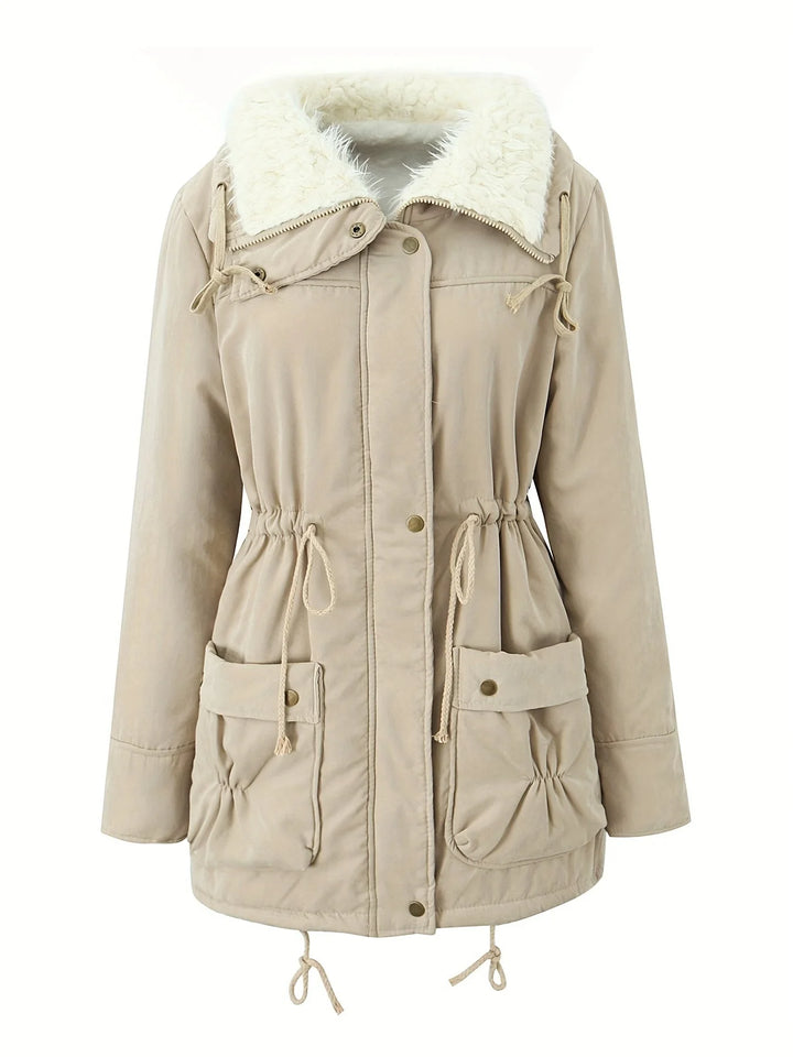 Damen Wintermantel mit Kapuze, aus warmem Material und weichem Innenfutter für zusätzlichen Komfort und Schutz.