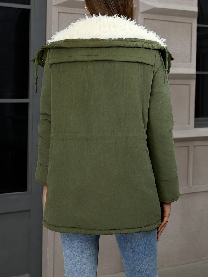 Damen Wintermantel mit Kapuze, warmes Innenfutter und schlichten Taschen, aus strapazierfähigem Material gefertigt.