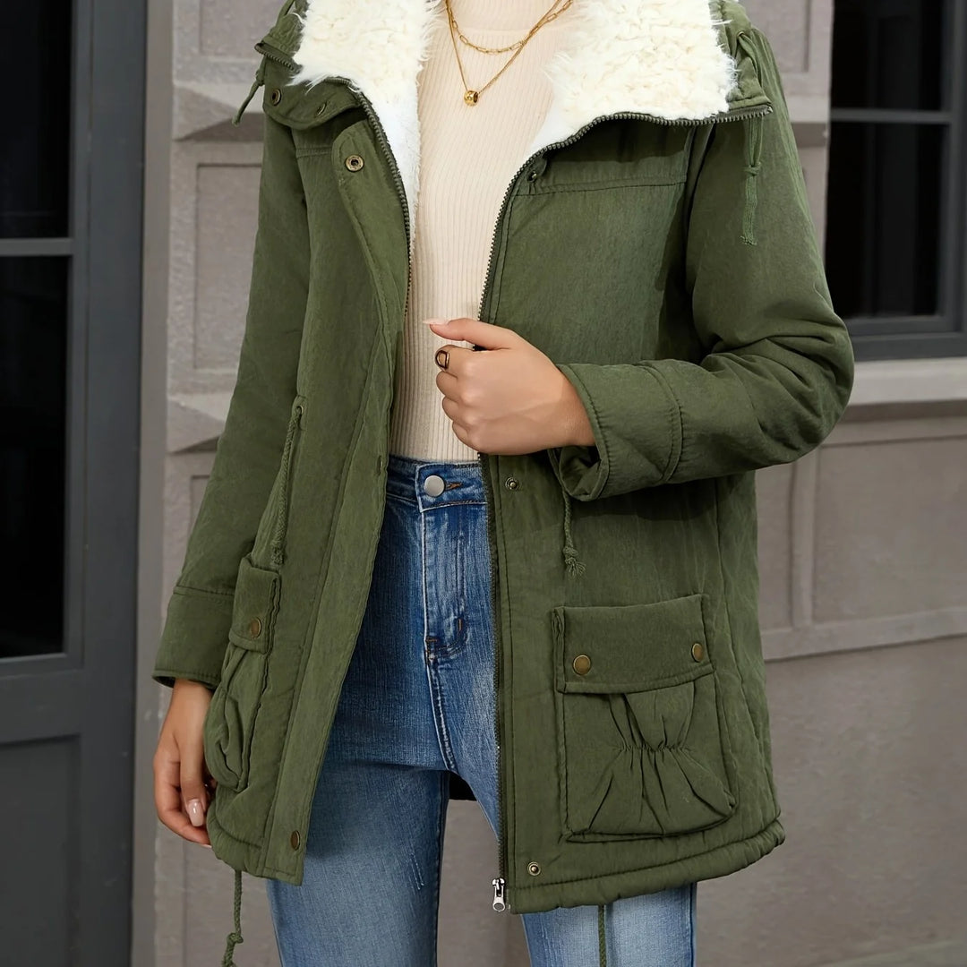 Damen Wintermantel in Armeegrün, mit Kapuze, weichem Innenfutter und praktischen Taschen für kühle Tage.