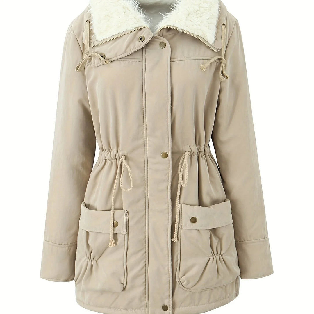 Khakifarbener Damen Wintermantel mit Kapuze, weichem Innenfutter und praktischen Taschen für komfortable Wärme.