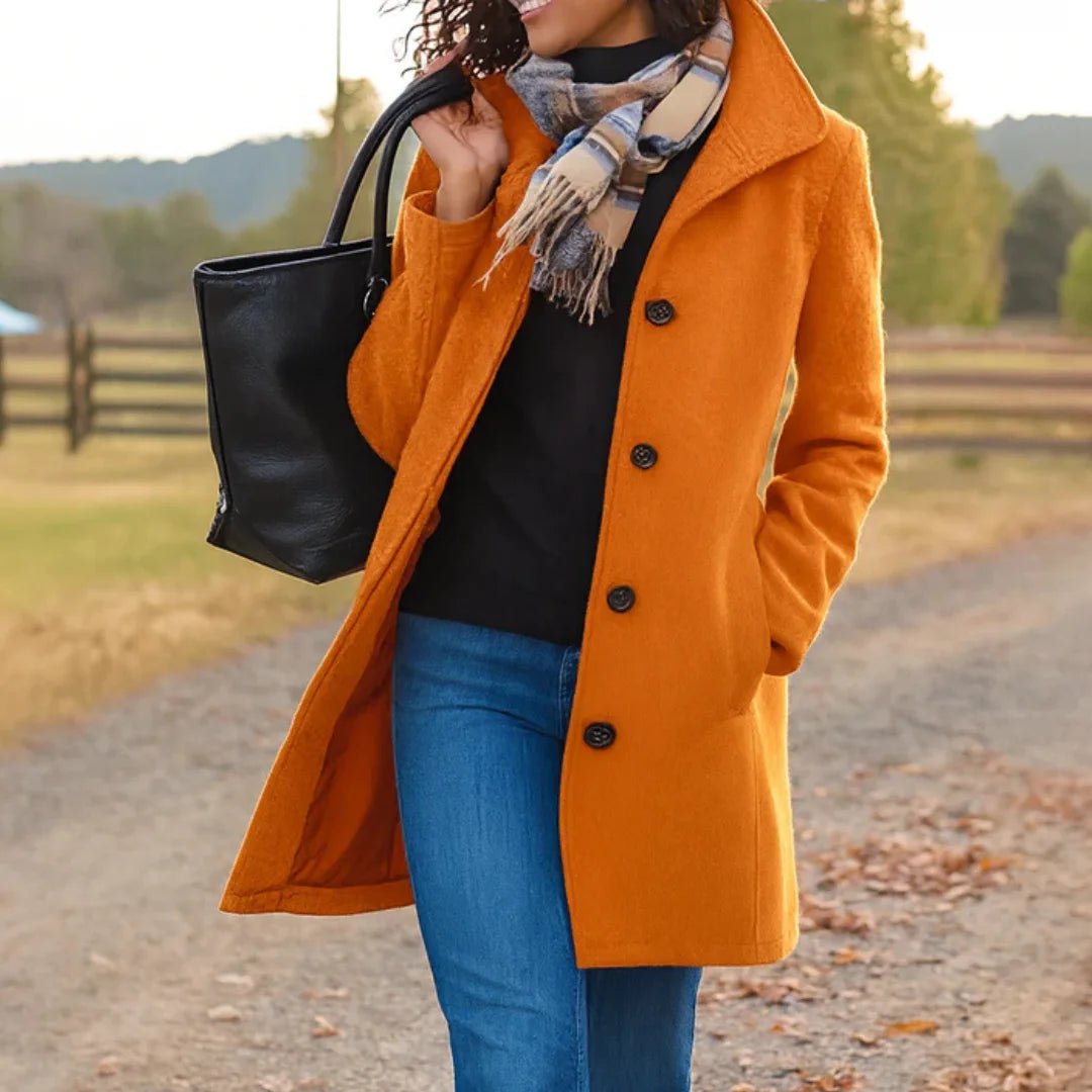 Damen Wintermantel in AUSVERKAUFT Orange, aus warmem Material, mit Knopfverschluss und stylishem Kragen für kalte Tage.