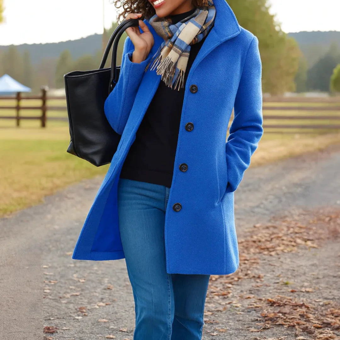 Damen Wintermantel in Blau mit Knopfverschluss, Kragen und warmer Wollmischung für den Winter.