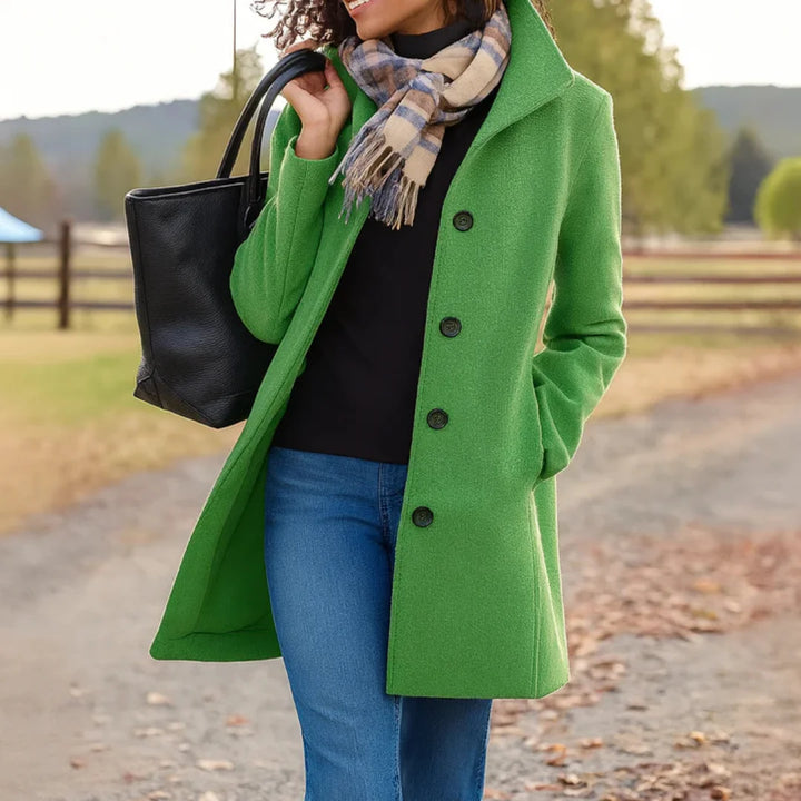 Damen Wintermantel in Grün, aus warmem Material, mit Knopfverschluss und elegantem Kragen für kalte Tage.