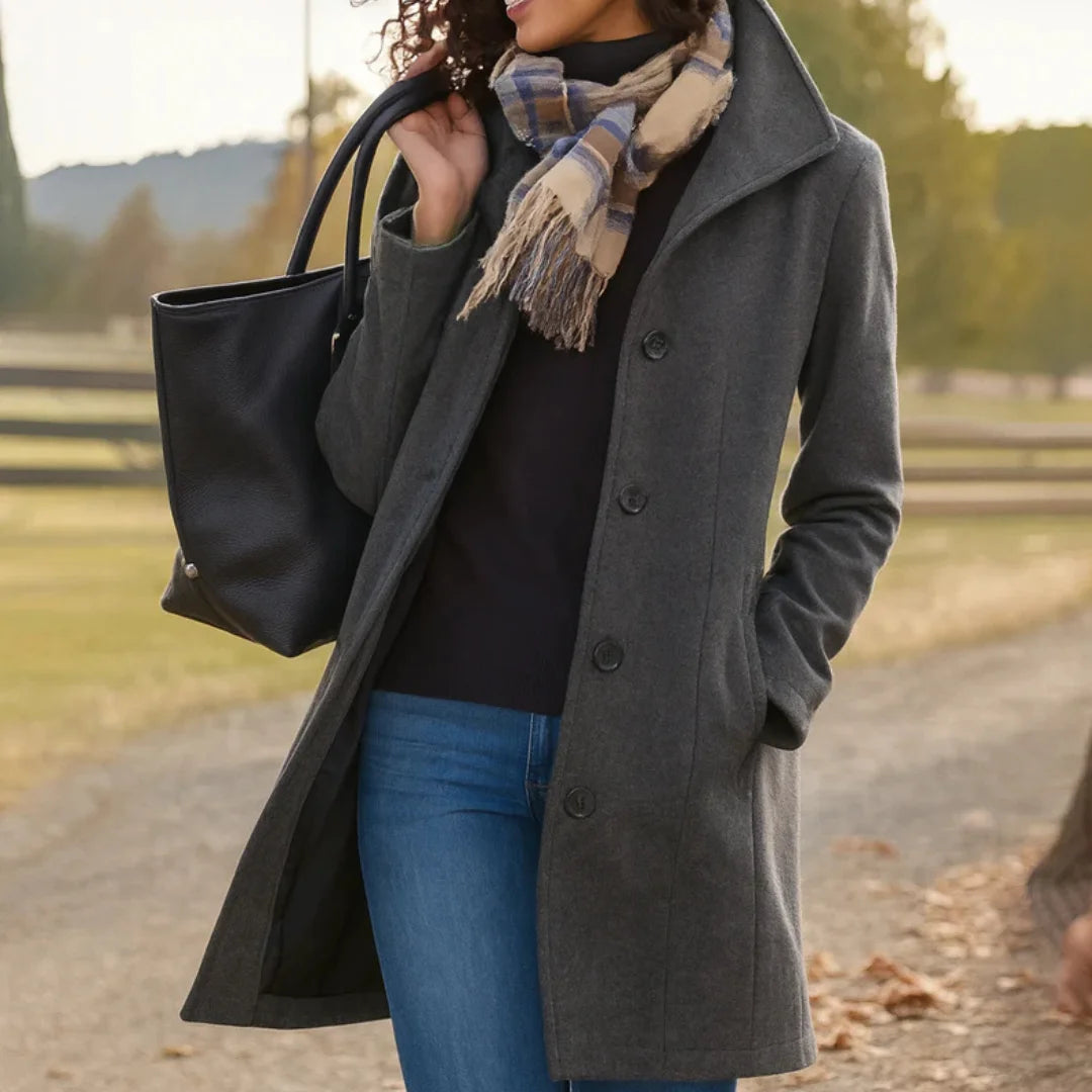 Grau Damen Wintermantel mit Knopfverschluss, Kragen und warmem Material, ideal für kalte Tage und eleganten Look.