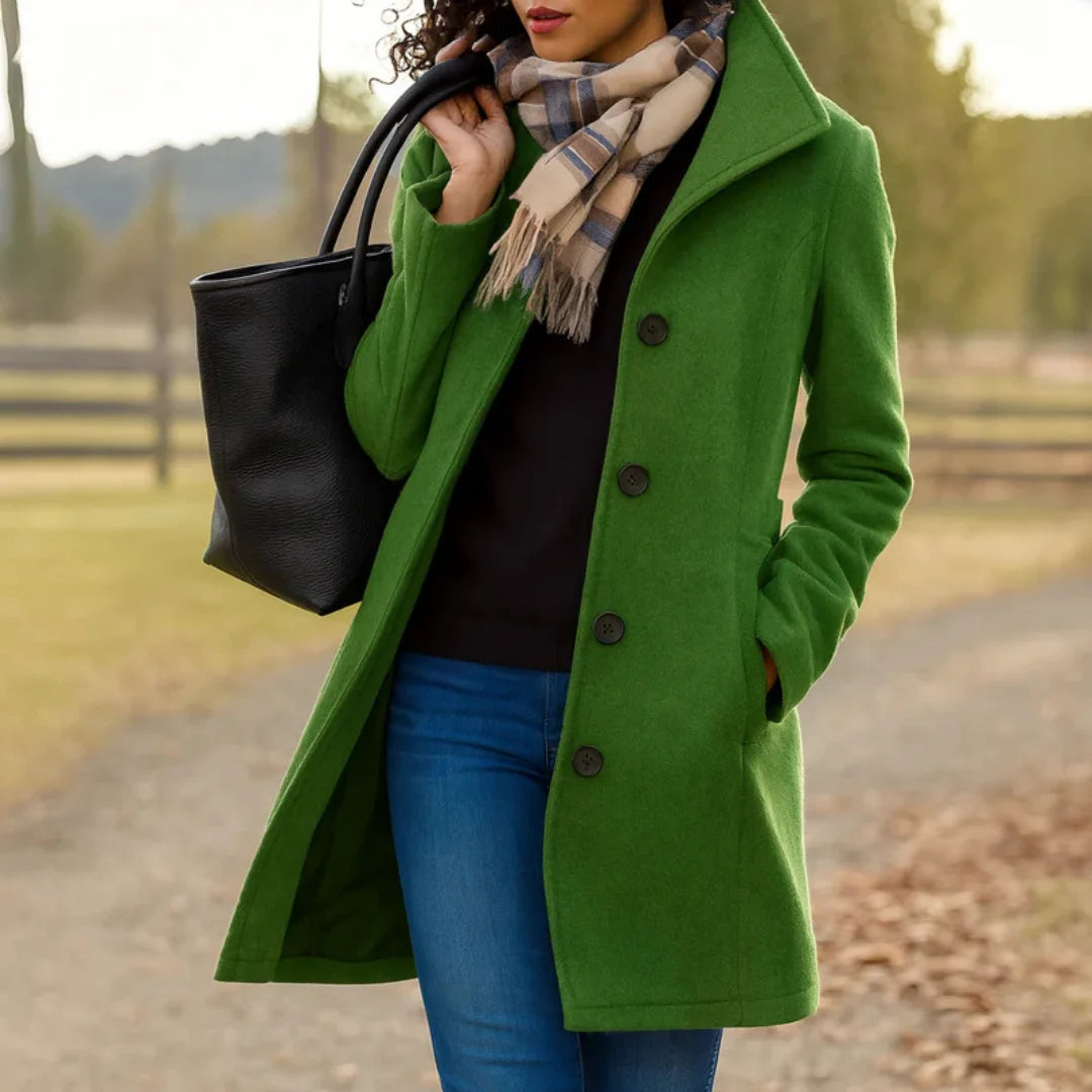 Moosgrüner Damen Wintermantel mit Knopfverschluss, Kragen und warmer, strapazierfähiger Materialqualität für kalte Tage.