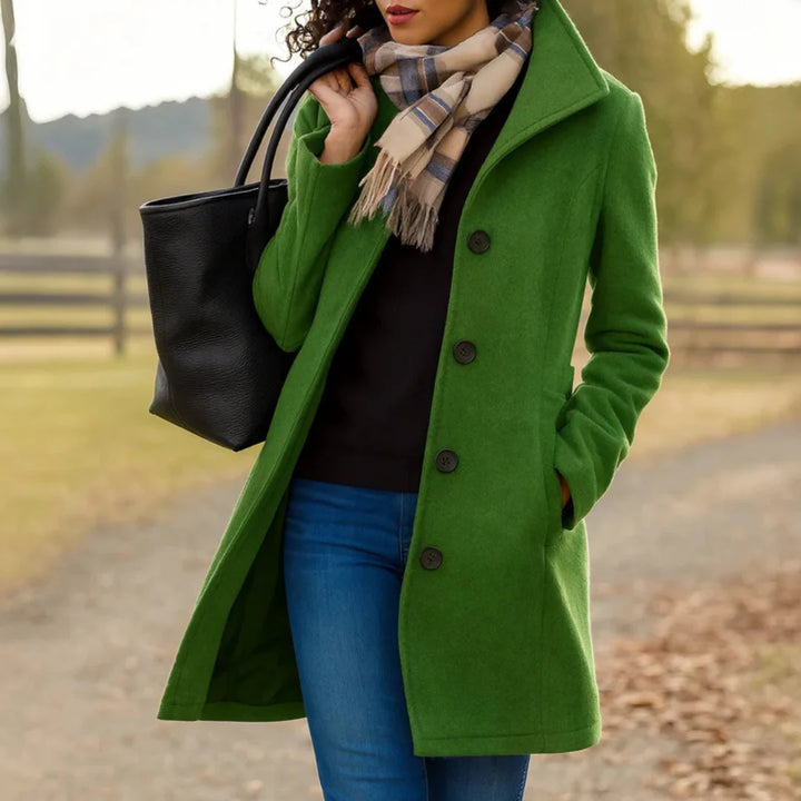 Moosgrüner Damen Wintermantel mit Knopfverschluss, Kragen und warmer, strapazierfähiger Materialqualität für kalte Tage.