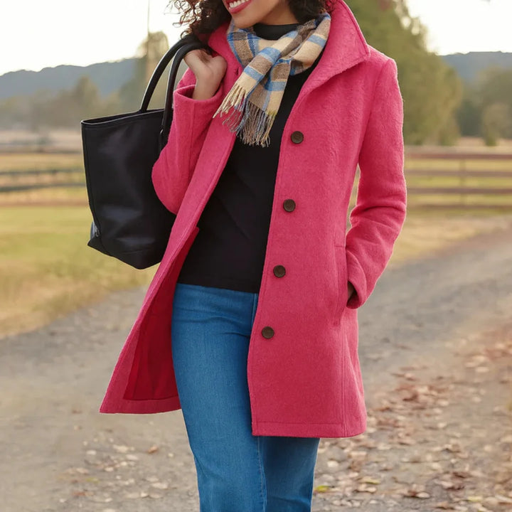 Rosa Damen Wintermantel mit Knopfverschluss, Kragen und warmem Material für kalte Tage. Elegant und bequem geschnitten.
