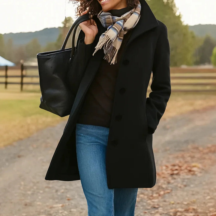 Damen Wintermantel in Schwarz, Knopfverschluss, stilvoller Kragen, aus warmem Material für kalte Tage und eleganten Look.