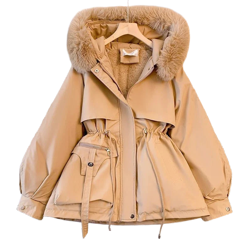 Khaki Winter-Daunenjacke mit Kapuze, verstellbarer Taille und strapazierfähigem Obermaterial für optimale Wärme und Komfort.