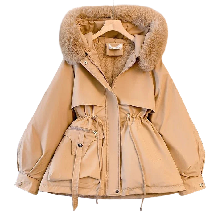 Khaki Winter-Daunenjacke mit Kapuze, verstellbarer Taille und strapazierfähigem Obermaterial für optimale Wärme und Komfort.
