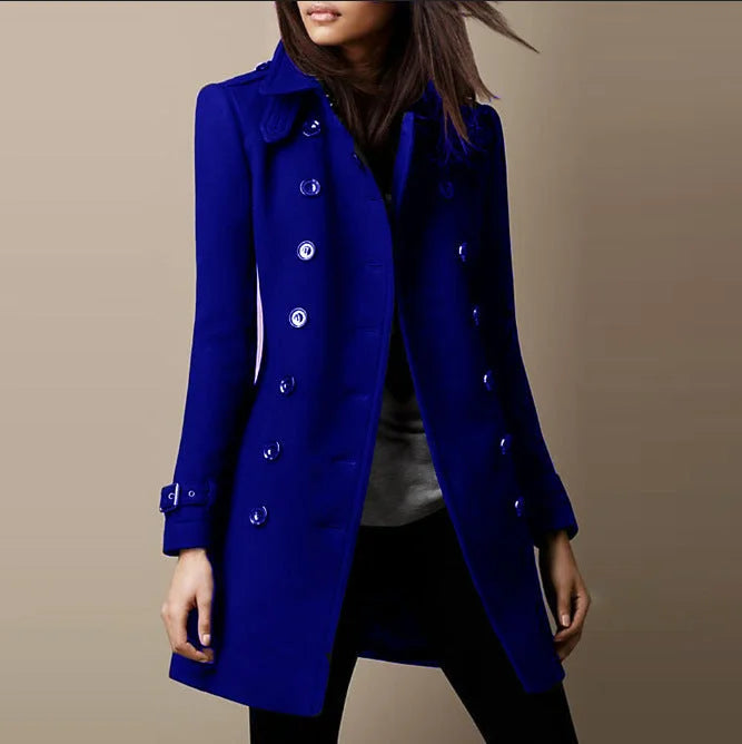 Damen Trenchcoat in Blau, zweireihig mit Knopfdetails, aus robustem Material für stilvollen Schutz bei wechselhaftem Wetter.